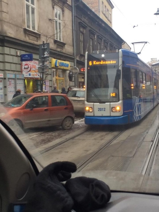 Źle zaparkowany samochód zablokował ul. Zwierzyniecką.