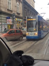 Kraków. Źle zaparkowany samochód zablokował ul. Zwierzyniecką [ZDJĘCIE]