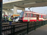 Wypadek z udziałem auta i tramwaju w Gdańsku przy ul. Jana z Kolna 20.05.2019. Opóźnienia w kursowaniu tramwajów