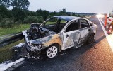 Pijany 21-latek wyprzedzał tira pasem awaryjnym autostrady A4 na wysokości Strzelec Opolskich. Uderzył w bariery, jego auto spłonęło