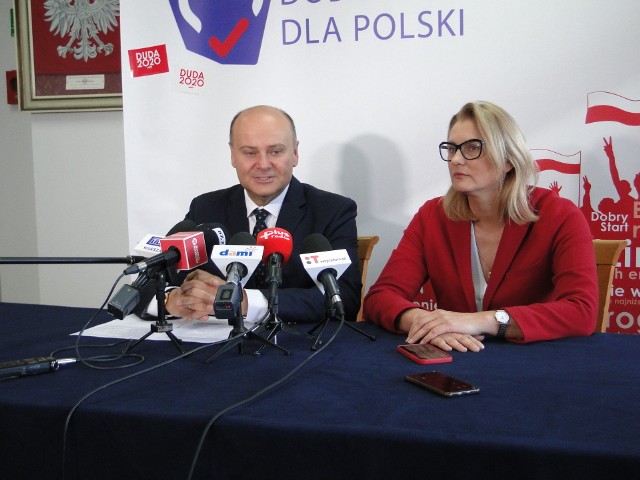 Posłowie PiS Andrzej Kosztowniak i Agnieszka Górska mówili w poniedziałek o wakacjach kredytowych.