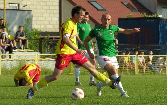 Cezary Czpak (z prawej) rozegrał dobre spotkanie z Pilica w Przedborzu. Strzelił gola z rzutu karnego i miał też udział przy trzeciej bramce zdobytej przez Radomiaka w tym pojedynku. Obok pomocnik Pilicy, Marek Jończyk. 