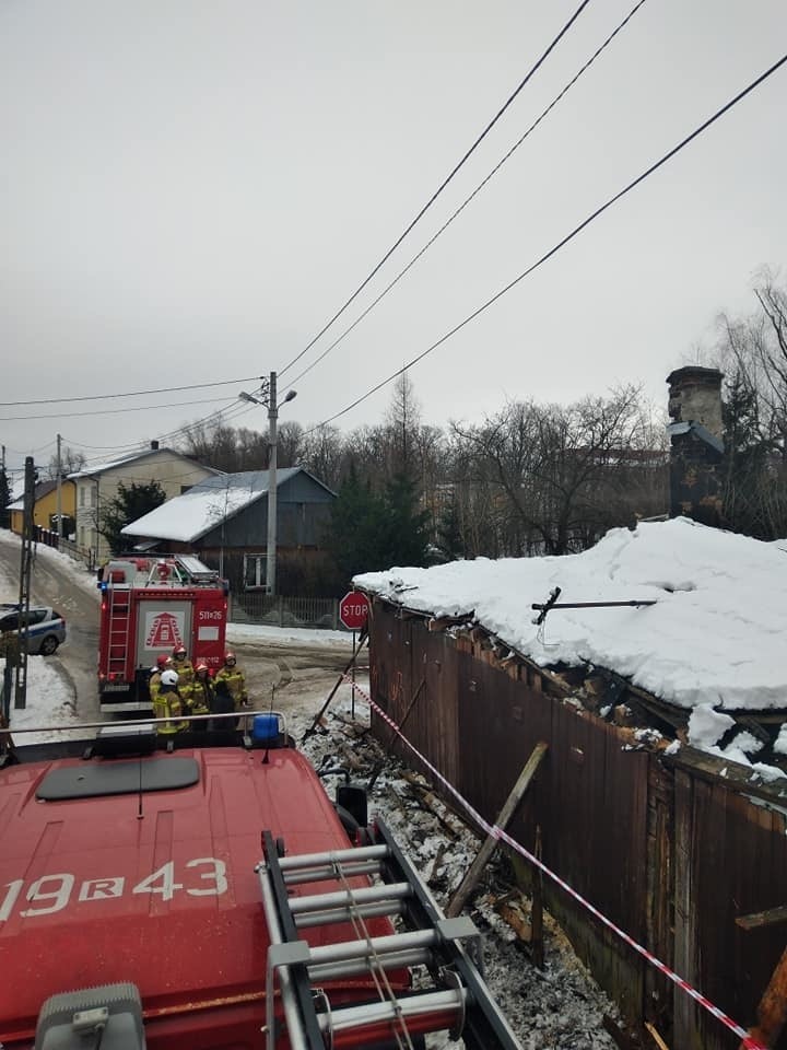 Pod śniegiem zawalił się dach na starym domu w Rudniku nad Sanem. Interweniowali strażacy (ZDJĘCIA)