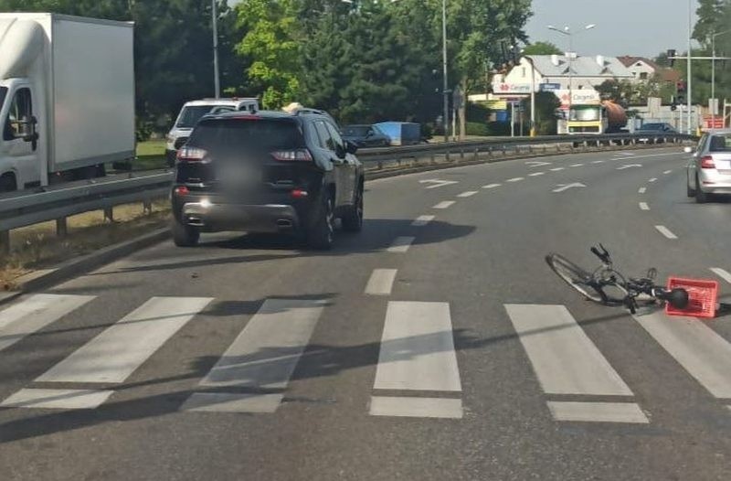 Potrącenie rowerzysty na Traugutta w Ostrołęce. W rowerzystę wjechał samochód osobowy. Do wypadku doszło rano 24.08.2022