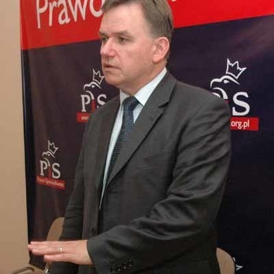 MAREK SURMACZ ma 51 lat, emerytowany policjant. Członek PiS, wiceministrem w MSWiA