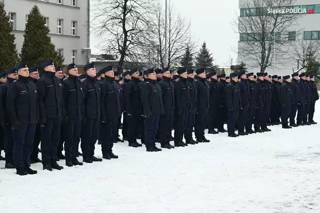 Na dzień 01.01.2024r. w śląskiej Policji było 12645 etatów, z czego 1258 to wakaty. Według nieoficjalnych danych na odejście ze służby w 2024 roku zdecydowało się ok. 600 osób.