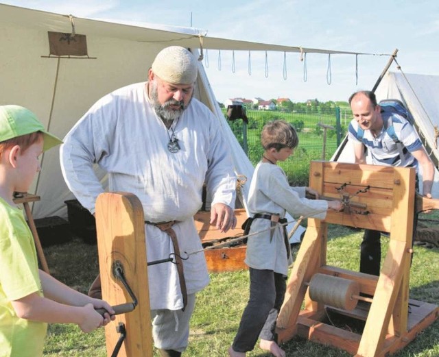 Marek Skubisz (w środku) zapraszał do warsztatu powroźniczego