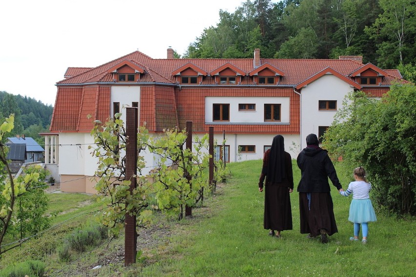 Siostry kapucynki zbierają pieniądze na ukończenie „Domu dla Dzieciaków" w Wąwolnicy. Potrzeba jeszcze 390 tys. zł 