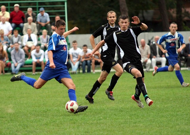 W Jastkowicach piłkarze Olimpii Pysznica (w czarnych koszulkach) zremisowali z Sokołem Nisko.