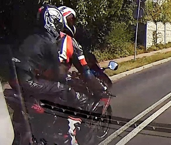 Motocykliści wyprzedzali samochody, pomimo linii podwójnej ciągłej. Nagranie udostępnił policjantom jeden z kierowców.