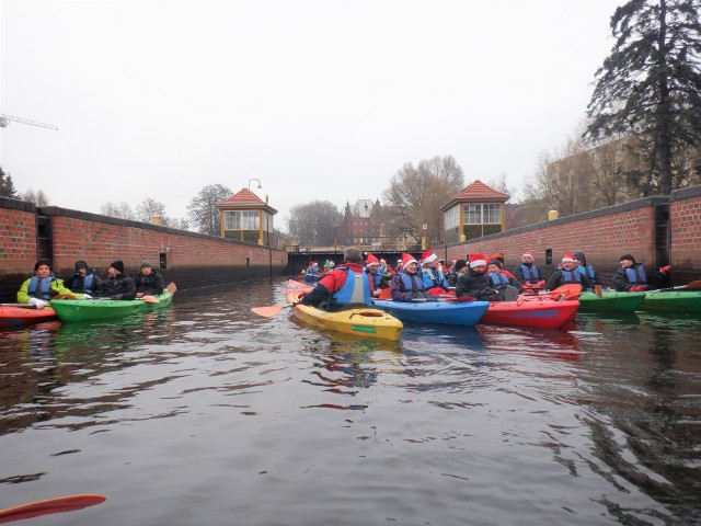 W sobotę w Śluzie Miejskiej podczas tradycyjnego Spływu Opłatkowego na bydgoskiej Brdzie. Na kolejnych zdjęciach migawki z całego spływu od dawnej przystani TKKF Orzeł do przystani "Zimne Wody"