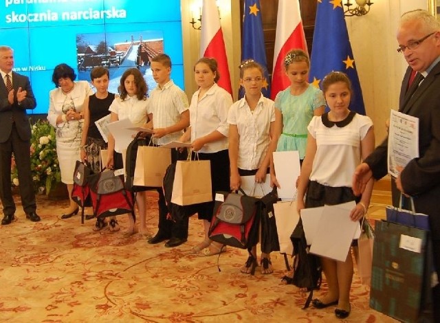 Uczniowie z Niska odbierają nagrody w Pałacu Prezydenckim w Warszawie.