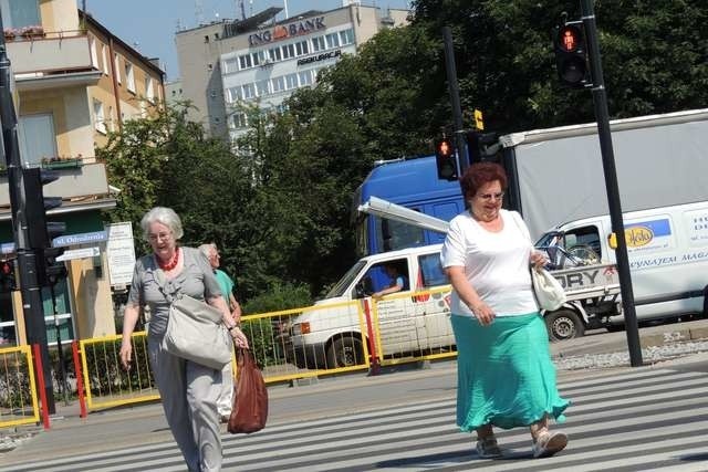 Schody uczęszczane są przez pieszych poruszających się w rejonie skrzyżowania ul. Odrodzenia i al. Solidarności.