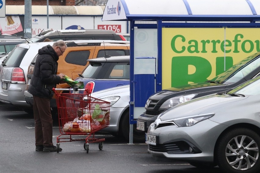 Tłok na parkingach, drogach dojazdowych do wrocławskich...