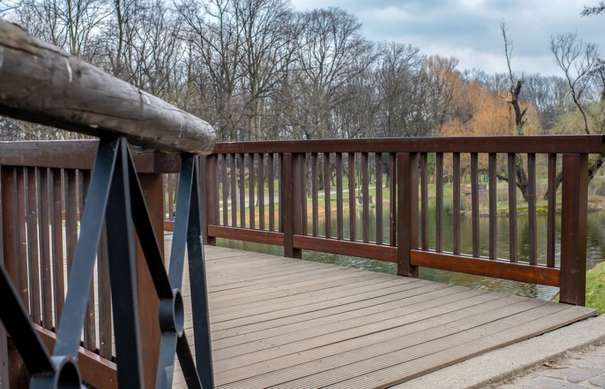 Drewniany mostek w Parku Kachla w Bytomiu odnowiony.