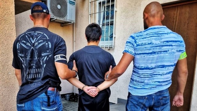 Kryminalni z komisariatu we Wrzeszczu zatrzymali 37-latka z Rumi, który rozwieszał plakaty z wizerunkami osób pokrzywdzonych, usiłował nawoływać do popełnienia przestępstw na ich szkodę, a także ich znieważał. W jego mieszkaniu policjanci znaleźli broń i amunicję