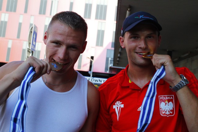 Michał Kudła i Vincent Słomiński prezentują medale z MŚ w kajakarstwie do lat 23