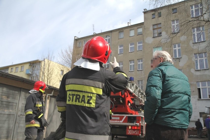 Wrocław: Straż pożarna znalazła martwą kobietę w mieszkaniu przy ul. Dąbrowskiego (ZDJĘCIA)