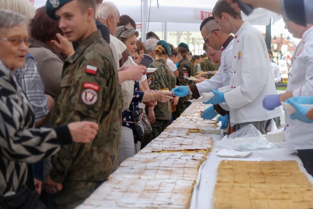 To już 12. edycja Papieskiej Kremówki, wydarzenia organizowanego z okazji rocznicy urodzin św. Jana Pawła II i dla upamiętnienia rocznicy jego wizyty w Rzeszowie (w 1991 roku).Z każdym rokiem kremówka jest o metr dłuższa. Tym razem miała ona 98 metrów. Przygotowania do stworzenia tak długiej kremówki trwały przez ostatnie kilka dni. Zaangażowali się w nie rzeszowscy rzemieślnicy i cukiernicy na czele z Kazimierzem Rakiem.- Organizatorzy przygotowali aż 12 tysięcy porcji tego ciasta - mówi Sylwia Adamkiewicz z firmy Vortumnus, która brała udział w przygotowaniach. Do przygotowania kremówki zużyto 3 tysiące jaj, około 300 kg mąki, 500 kg masła, 200 litrów śmietany, prawie 400 l mleka, 150 kg budyniu, 25 kg cukru pudru. Nie zabrakło też rodzynek. - W kremówce najistotniejsze jest nadzienie, które powstało na bazie kremu budyniowego o smaku waniliowym - dodaje Adamkiewicz. Po kremówce na rzeszowskim Rynku odbył się Piknik Rodzinny „Bądźmy razem”, zorganizowany przez Caritas.