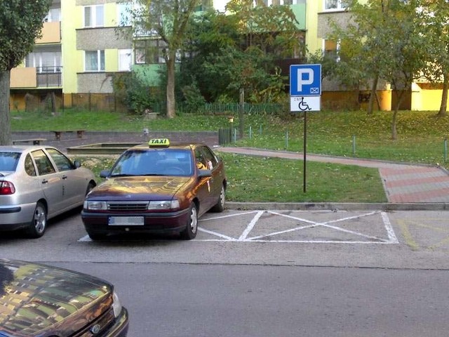 Taksówkarz zaparkował na miejscu dla inwalidów.