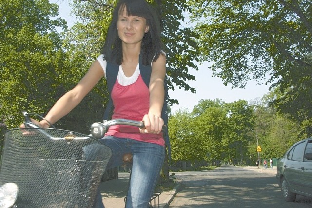 Lucyna Hałaś jest zapaloną rowerzystką: - A w Namysłowie wciąż brakuje ścieżek rowerowych. (fot. Tomasz Dragon)