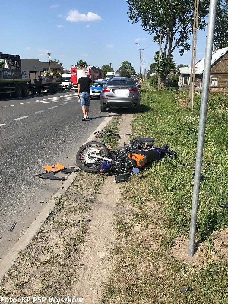 Wypadek w Wyszkowie: zderzenie BMW i motocyklisty [ZDJĘCIA]