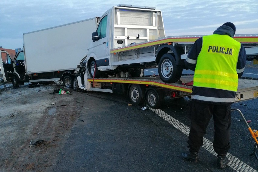 Wypadek na A1 pod Aleksandrowem Kujawskim. Zderzenie 4 samochodów  