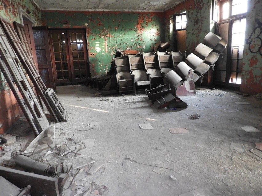 Opuszczone Kino "Uciecha" w Czeladzi jak z horroru ZDJĘCIA. Kiedyś budynek (wcześniej była tu remiza) był chlubą miasta