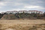 Kraków. Mieszkańcy obawiają się budowy ogromnego osiedla na pokopalnianych terenach w Zesławicach. Właściciel terenu przeprowadza ankietę