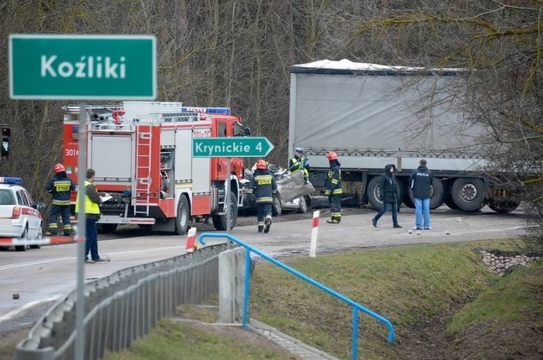 Jechał za szybko, mimo że jezdnia była mokra, a scania z...