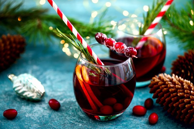 W świątecznej sangrii łączymy wino i zimowe owoce