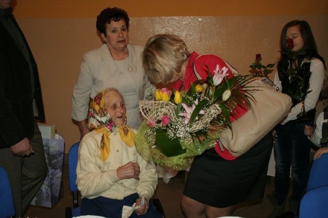 Maria Zając otrzymała mnóstwo kwiatów z okazji setnych urodzin.