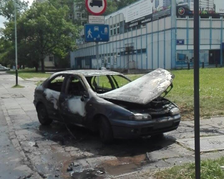 Auto zapaliło się w czasie jazdy! Spłonął samochód przy Franciszkańskiej [zdjęcia]