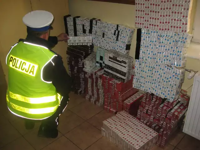W samochodzie mieszkańca powiatu chełmskiego policjanci znaleźli ponad dwa tysiące paczek papierosów bez polskich znaków akcyzy.