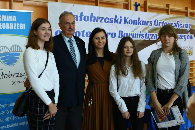 Profesor Andrzej Markowski był przewodniczącym komisji konkursowej, przygotował też tekst białobrzeskiego dyktanda. Na zdjęciu z laureatkami konkursu ortograficznego.