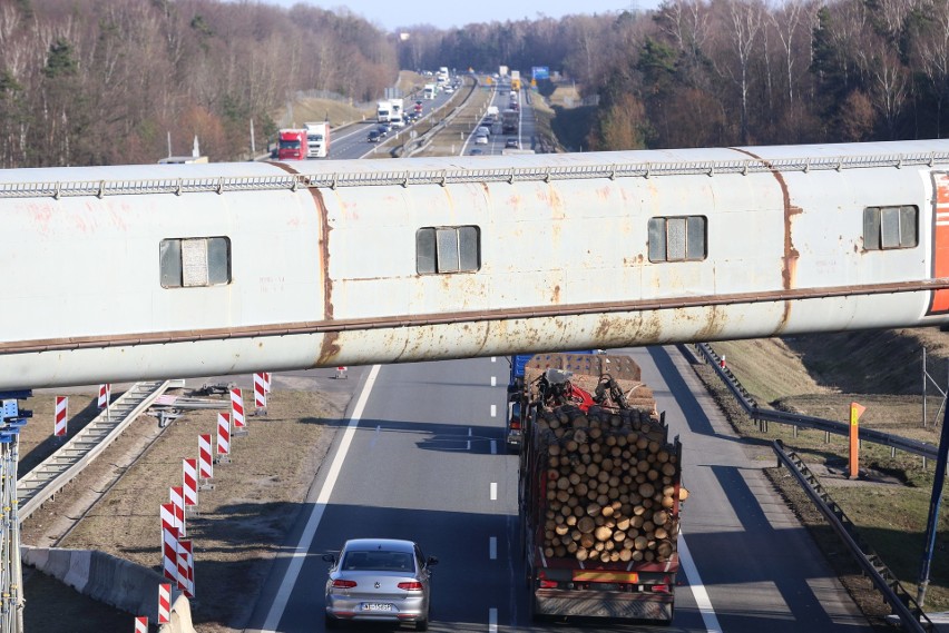 Stary taśmociąg należący do dawnej KWK Wieczorek znika znad...