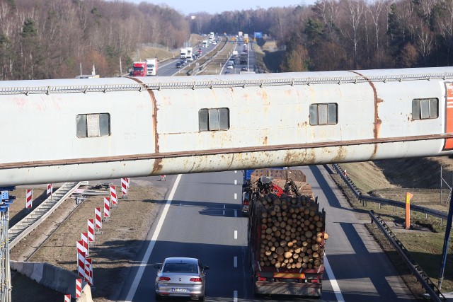 Stary taśmociąg należący do dawnej KWK Wieczorek znika znad A4