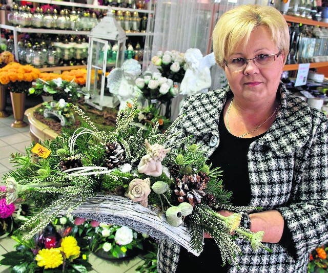 Bardzo duży wybór zniczy i kwiatów jest też w kwiaciarni Centrum przy cmentarzu w Koszalinie 