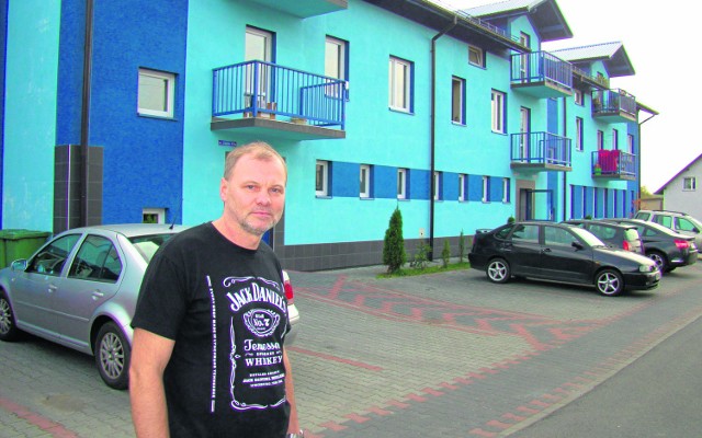 Inwestor Stanisław Sordyl, który mieszka w jednym lokalu, twierdzi, że jest ofiarą działań nadzoru budowlanego z Wadowic, a już na pewno nikogo nie oszukał.