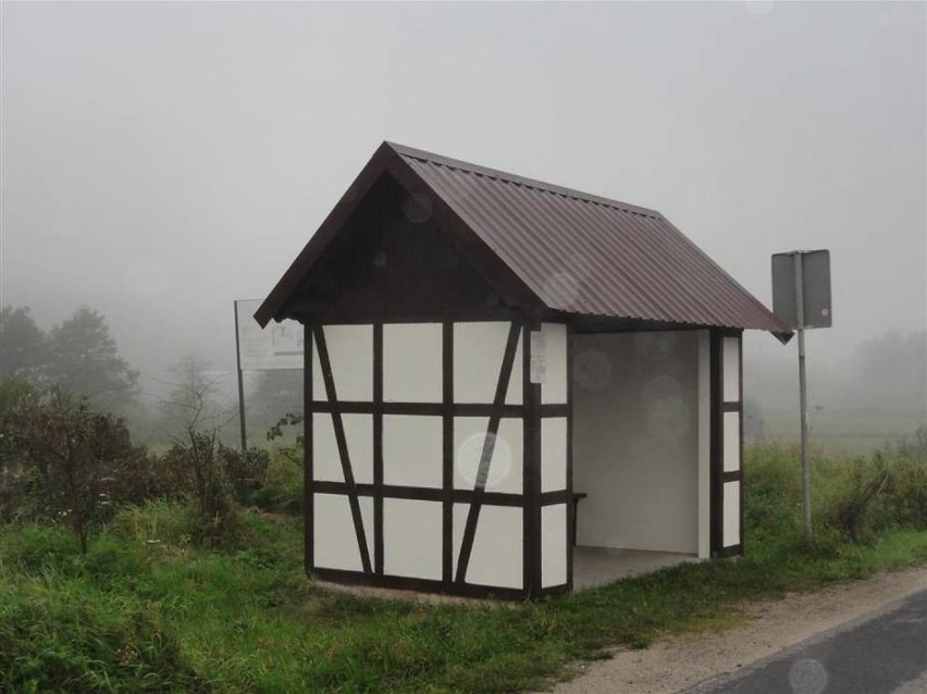 Powiat kartuski: Zniszczone, pomalowane ale i naprawione wiaty przystankowe