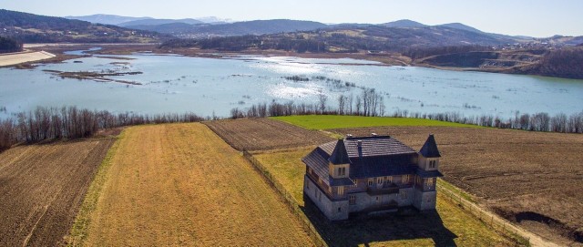 Ten dworek nad Jeziorem Mucharskim można wydzierżawić