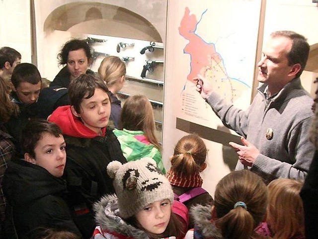 Marian Cieślak z Muzeum Historii Włocławka oprowadza gości po ekspozycji związanej z Powstaniem Styczniowym