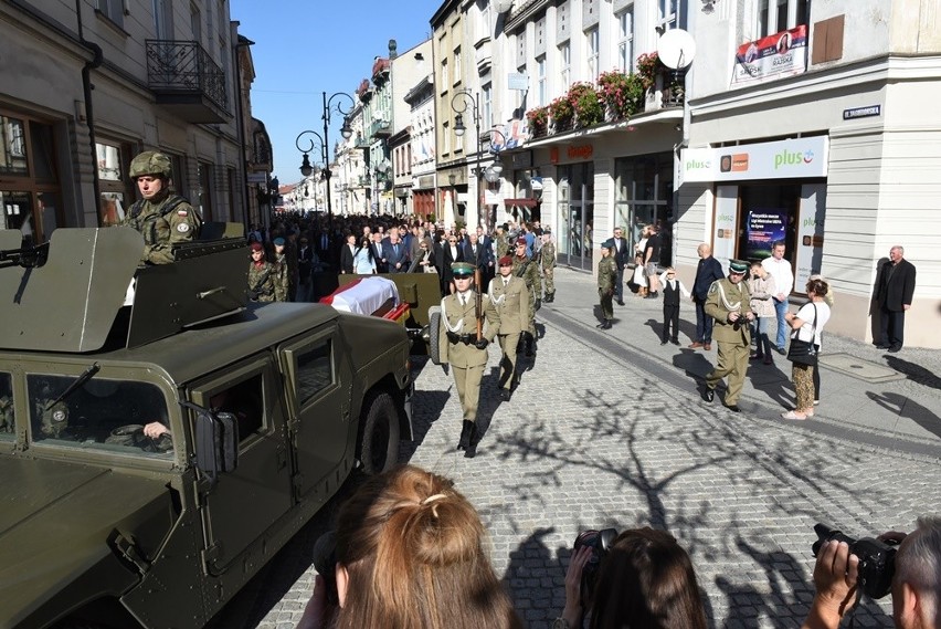 Nowy Sącz. Tłumy sądeczan na powtórnym pochówku gen. Bronisława Pierackiego