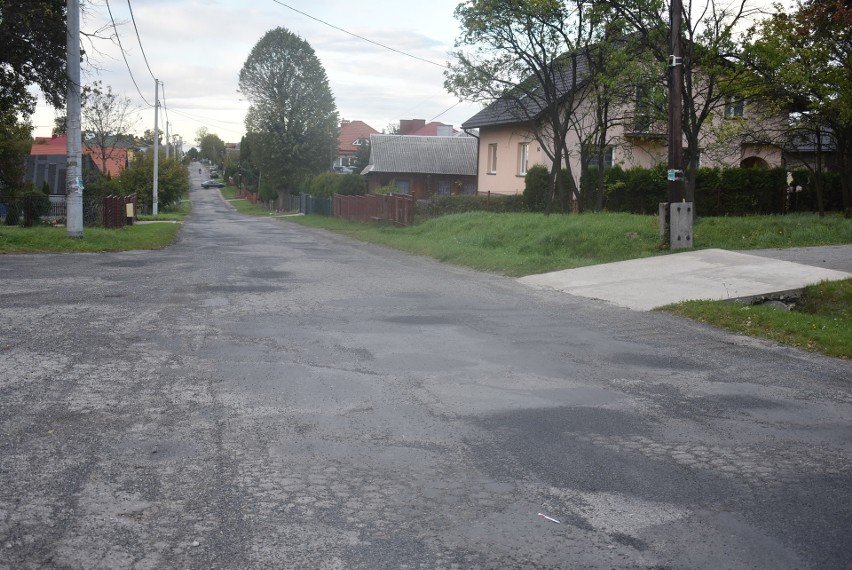 Droga w Osieku od lat jest w złym stanie. Ma liczne spękania, oberwane pobocza oraz nie ma chodnika i odwodnienia