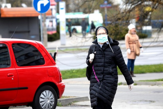 Pandemia koronawirusa w co dziesiątym Polaku budzi większy lęk o finanse niż o zdrowie, a niemal połowa osób nie mniej niż kłopotów zdrowotnych obawia się z budżetem domowym.