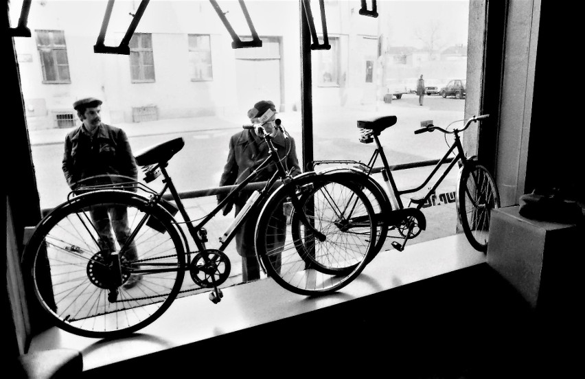 Ekspozycja sklepu rowerowego przy ul. Grodzkiej wiosną 1982...