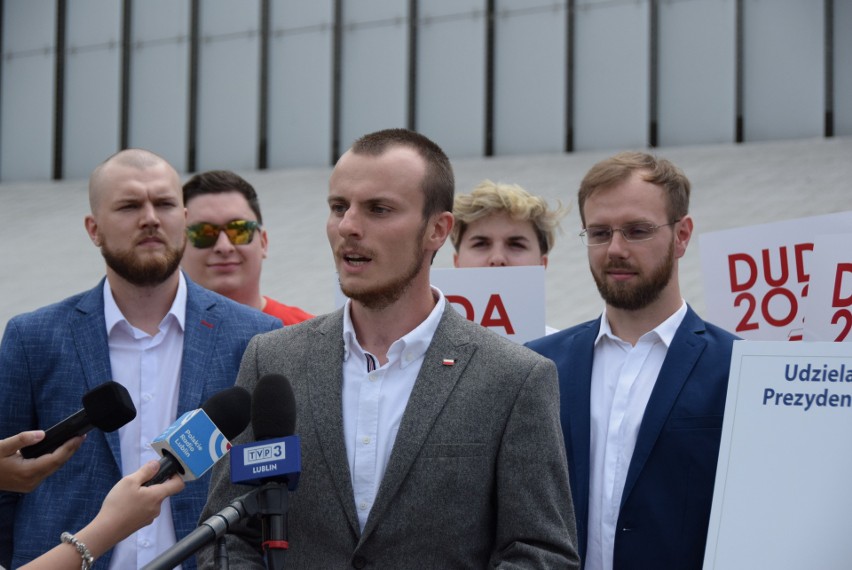 Młodzi zwolennicy PiS namawiali przed CSK w Lublinie do głosowanie na Andrzeja Dudę. Zobacz zdjęcia