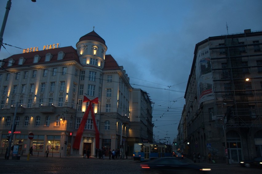 Hotel Piast oficjalnie otwarty po remoncie. Zobacz nową iluminację (ZDJĘCIA, FILM)