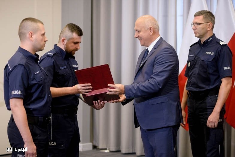 Lubelscy policjanci nagrodzeni za ratowanie lokatorów z płonącego mieszkania