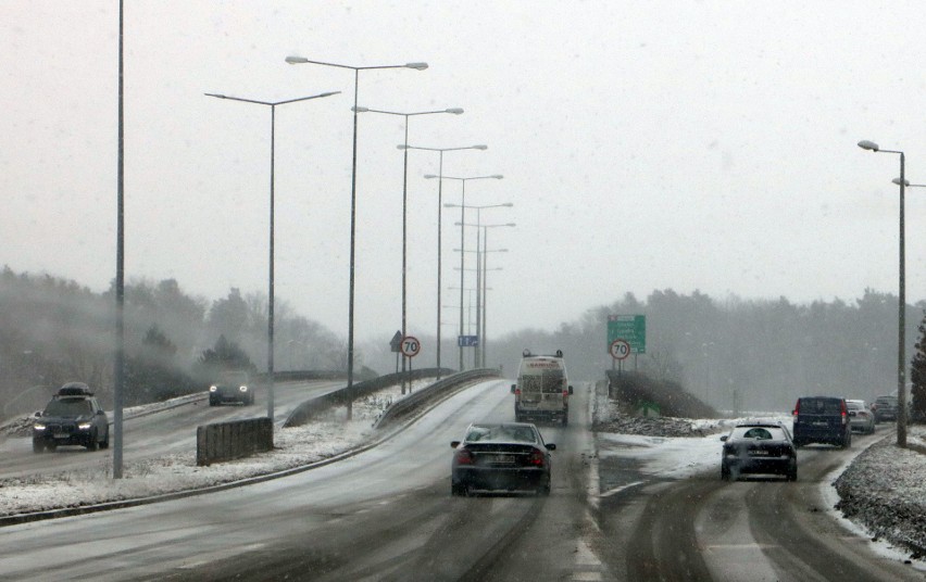 Opady śniegu w Grudziądzu trwają przez całe poniedziałkowe...